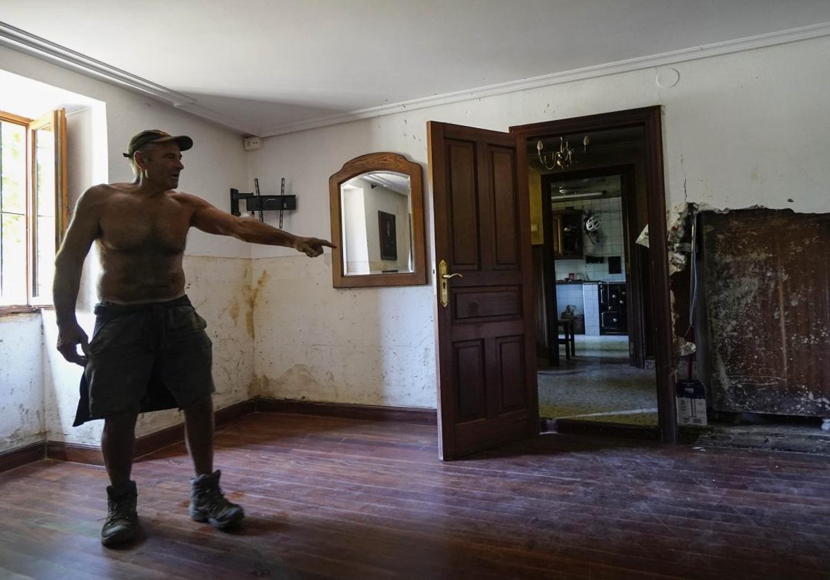 Iñaki Oria observa el agujero que el agua dejó en su habitación principal.