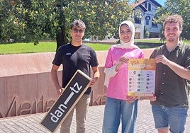 Julen Iñarra, Rahaf Shamali y Aitor Huizi en la presentación del programa de Uda Parkean.