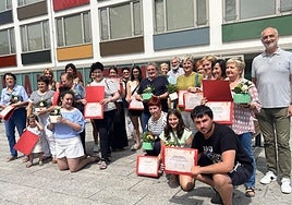Foto de familia de los premiados. Ante la casa de cultura zumarragarra, anfitriona del acto de este año.