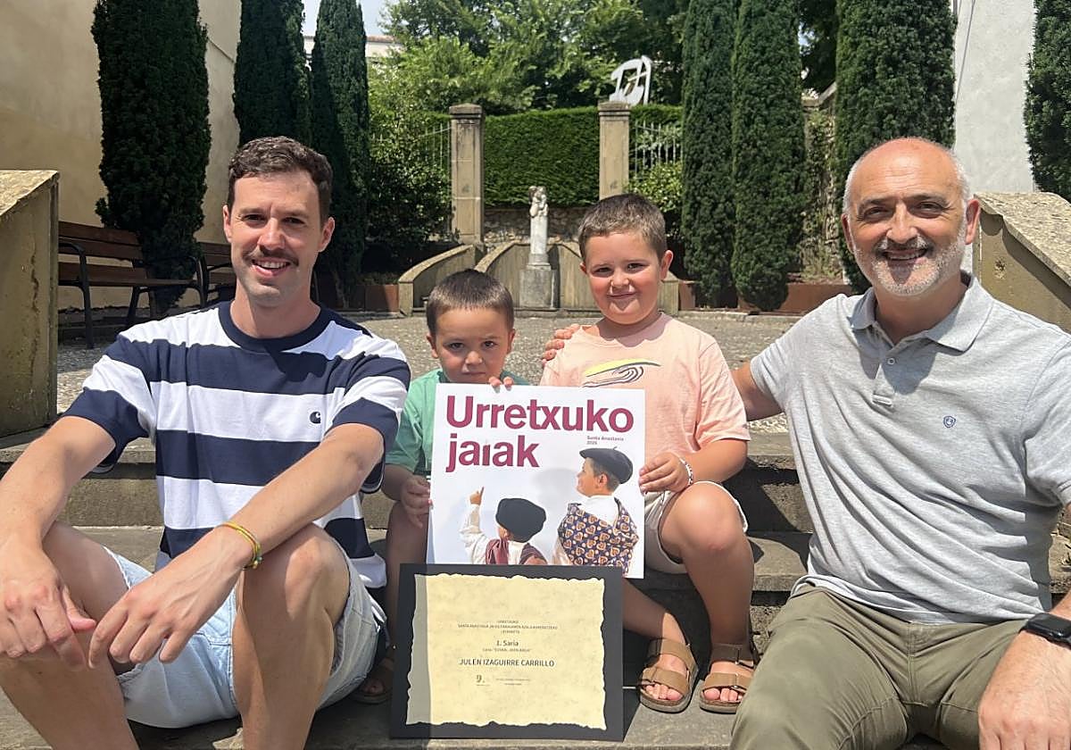 Julen Izagirre junto a sus dos sobrinos, Jokin e Iker Pascual portando la obra ganadora de su tío, acompañados del concejal Jon Albisua.