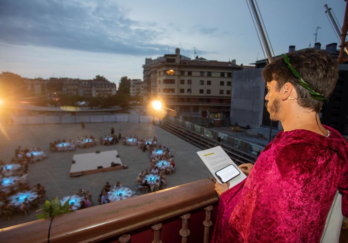 El césar saluda desde el balcón del Ayuntamiento de Irun