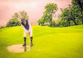 Un participante trata de embocar con el putt.