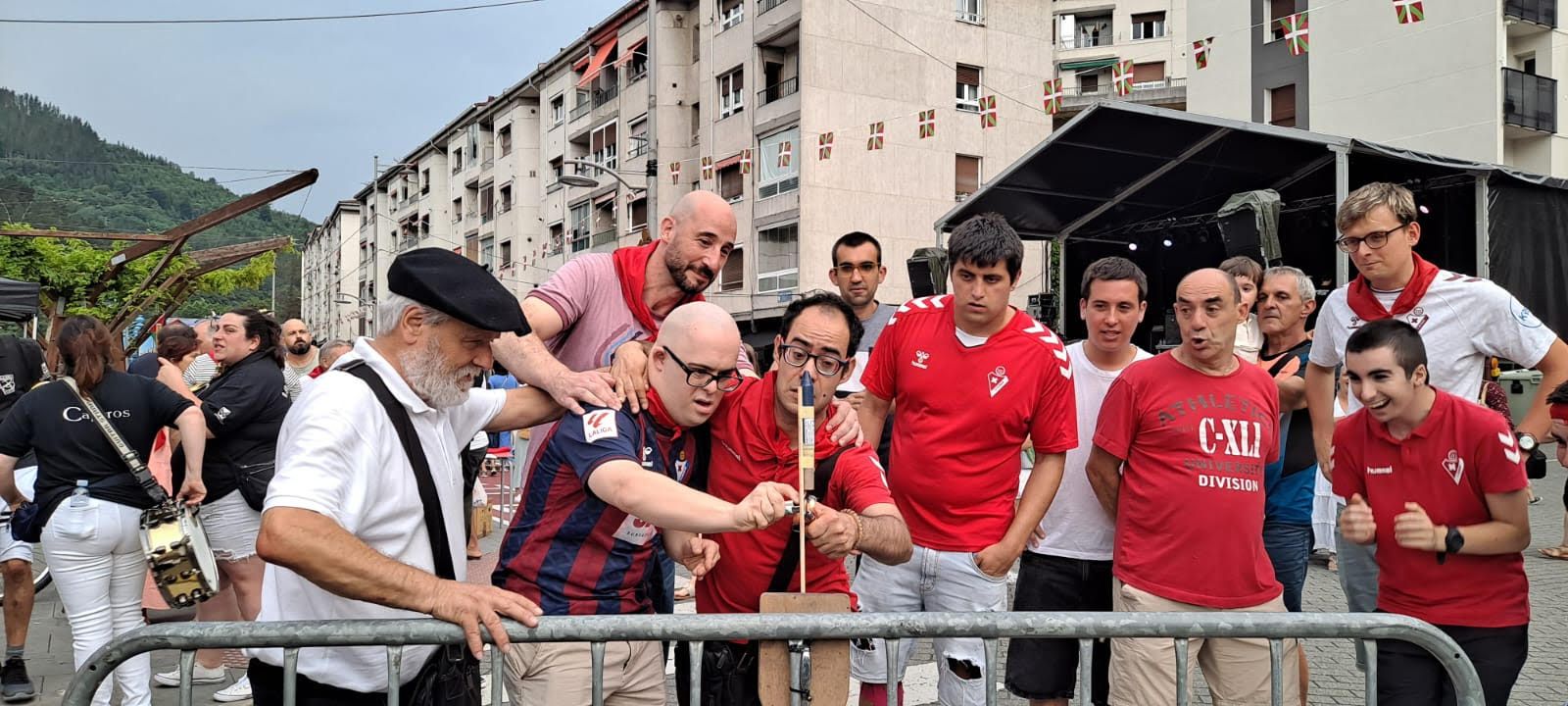 El lanzamiento del txupinazo que dio inicio a las fiestas corrió este año a cargo del equipo Genuine de la SD Eibar.