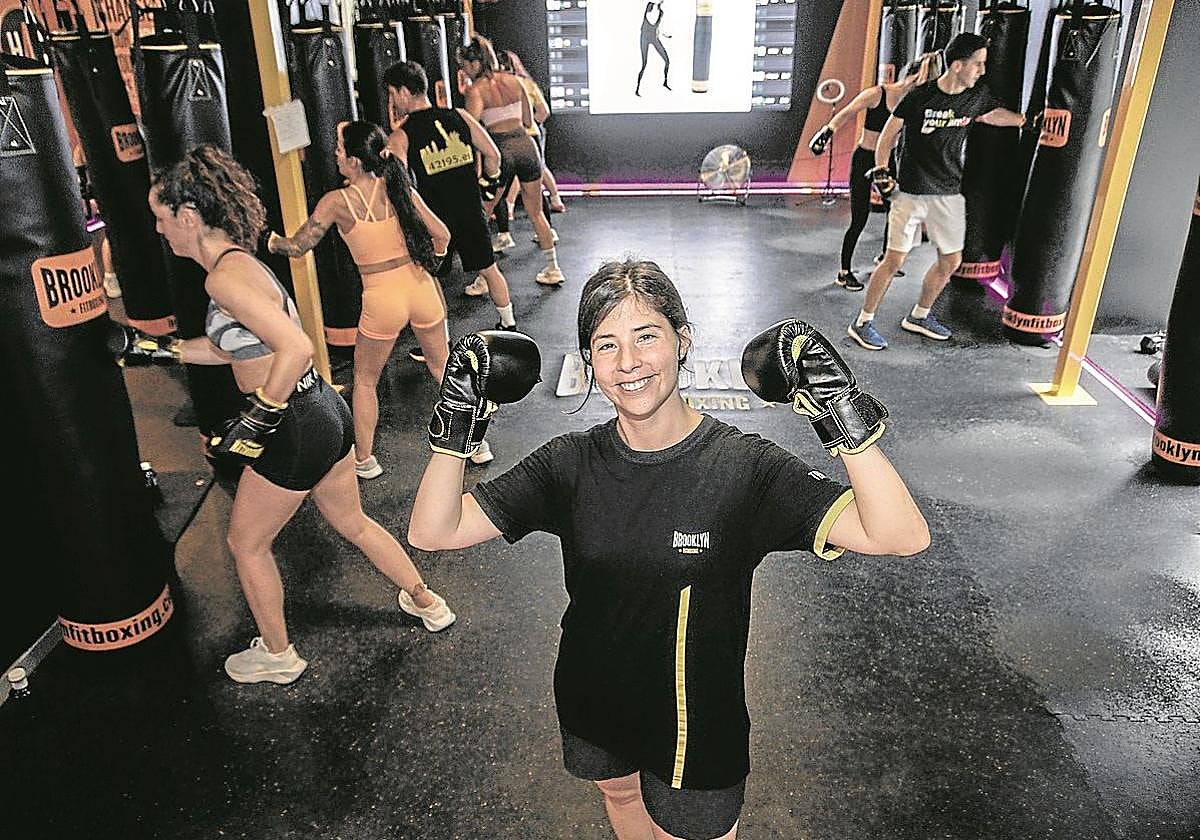 Adriana, una de las monitoras del centro Brooklyn Fitboxing, posa durante una sesión de fitboxing