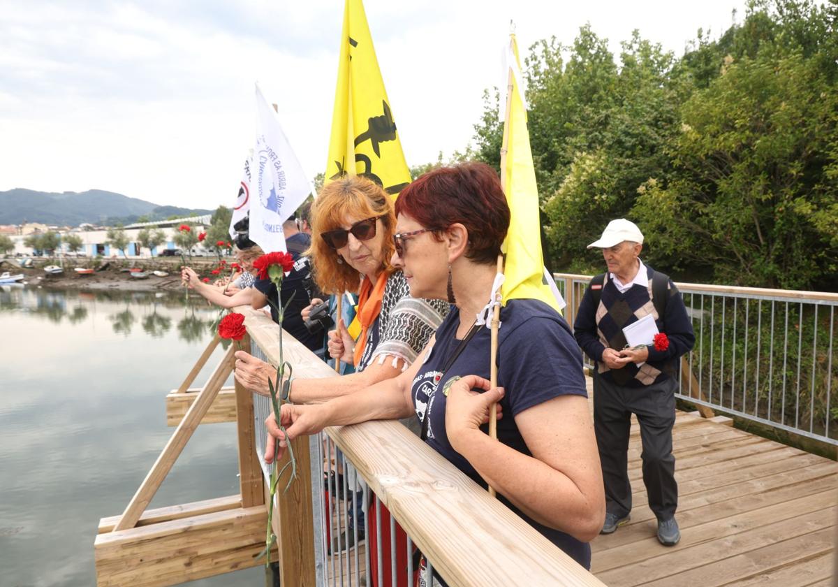 Ofrenda floral en homenaje a las personas migrantes que perdieron su vida en el río Bidasoa.