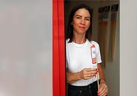 Andrea López, con uno de los cohetes de San Fermín, en 2023.