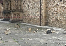 Piedras que cayeron del edificio de la universidad tras el impacto del rayo.