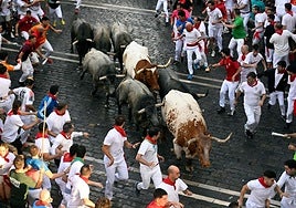 Los cárdenos de José Escolar, a su paso por el Ayuntamiento en el recorrido de este sábado.