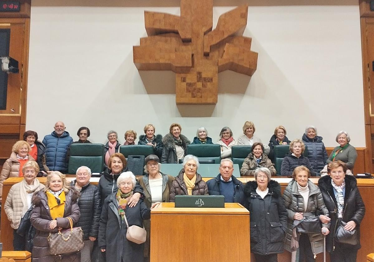Las socias y socios de Eragin visitaron el Parlamento Vasco.
