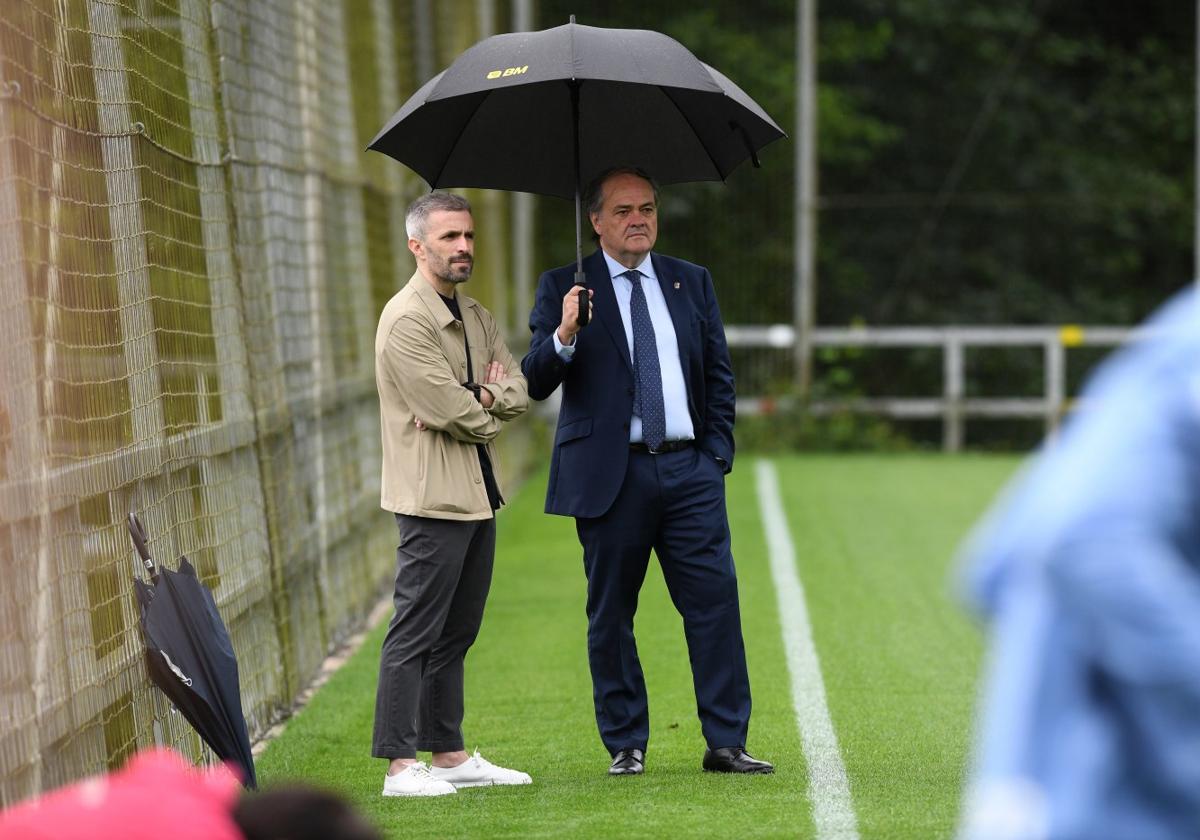 Erik Bretos, director de fútbol, y Jokin Aperribay siguen el primer entrenamiento de la Real.