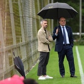 Erik Bretos, director de fútbol, y Jokin Aperribay siguen el primer entrenamiento de la Real.