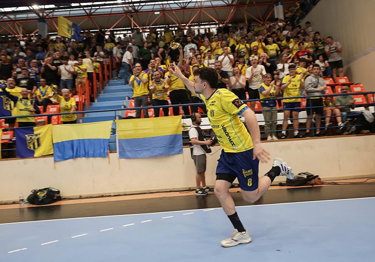 Mikel Zabala saludando a los aficionados de Artaleku en uno de los últimos partidos de esta temporada.