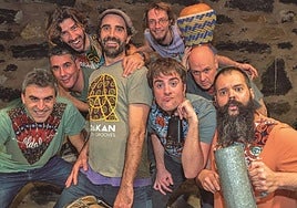 Los ocho componentes del grupo Aldakan.