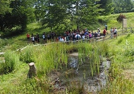 Un grupo de voluntarios en la preparación de Askatzu, el panel informativo dedicado a Irizar, y el homenaje en Iturriberri.