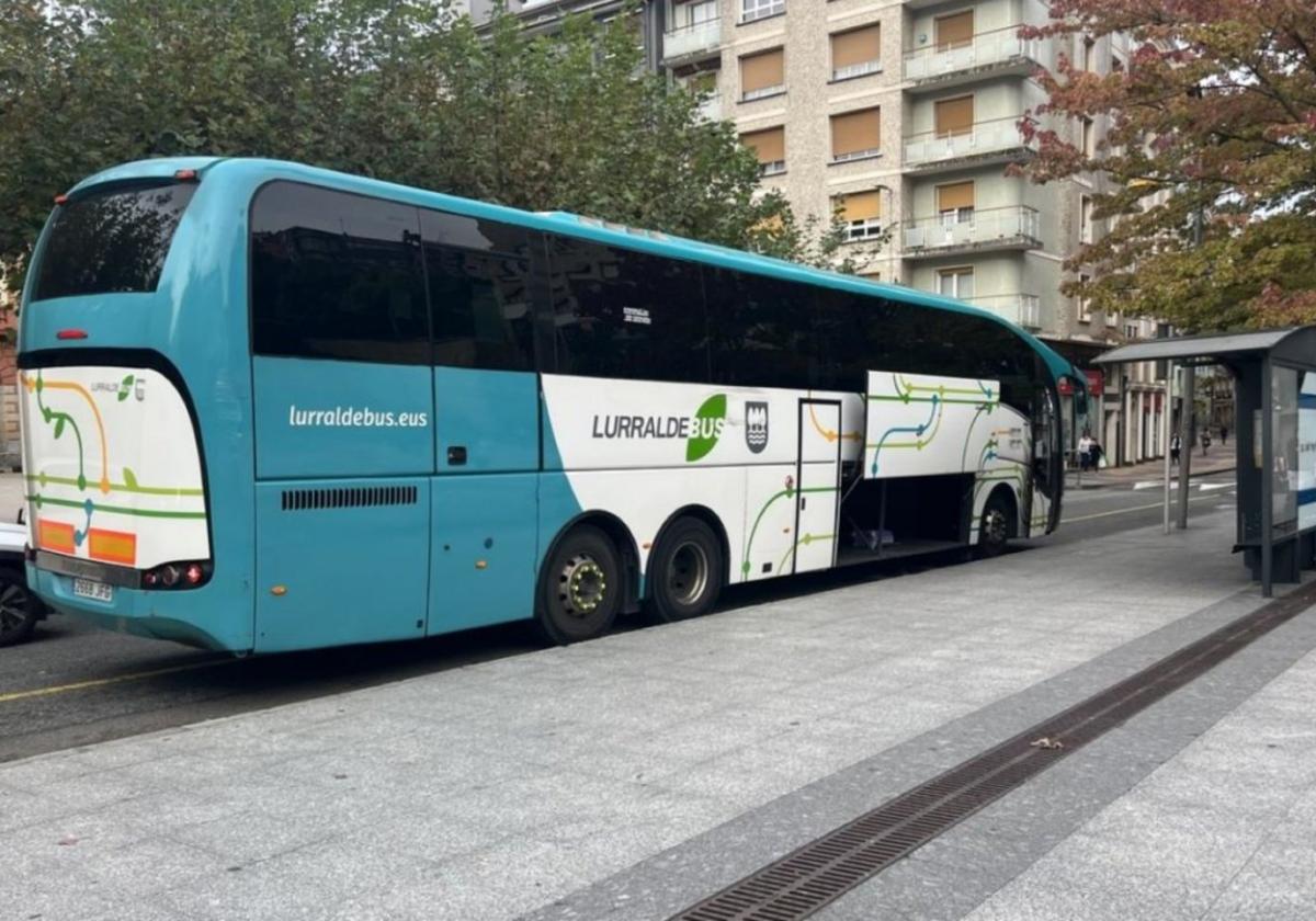 Uno de los autocares de línea de Lurraldebus.