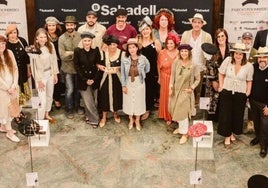 Los protagonistas de la exposición que se ofrece hasta finales de mes en Altzo, con sus 'txapelas'.