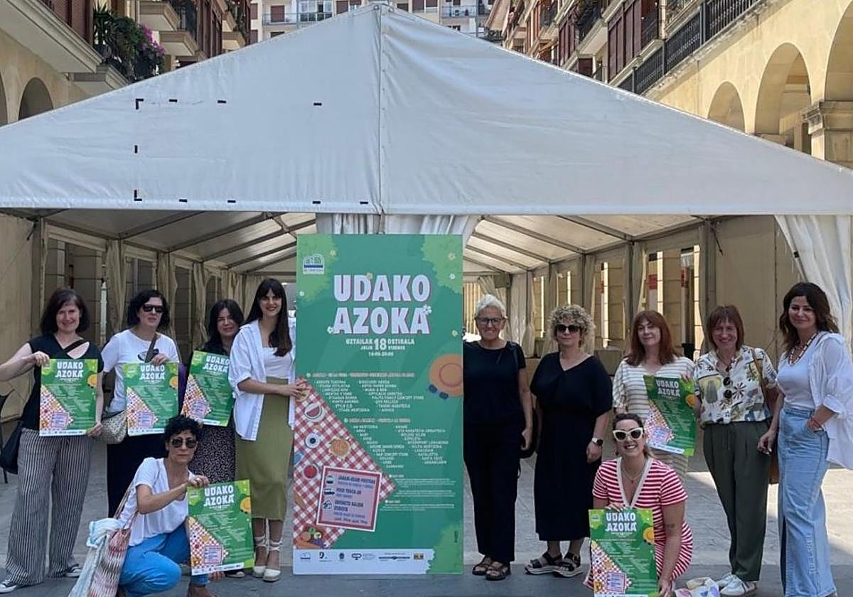 Comerciantes de Bi-Tartean en la presentación de laferia, que por primera vezrecalará en Gernikako Arbola.