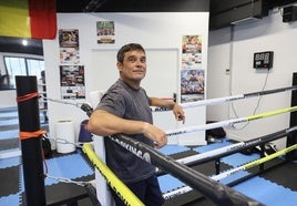 Anartz en una de las esquinas de la zona más noble del gimnasio del club Punch Boxing, el ring. Estamos en Ordizia. A unos días de la gran velada en el frontón Beti Alai