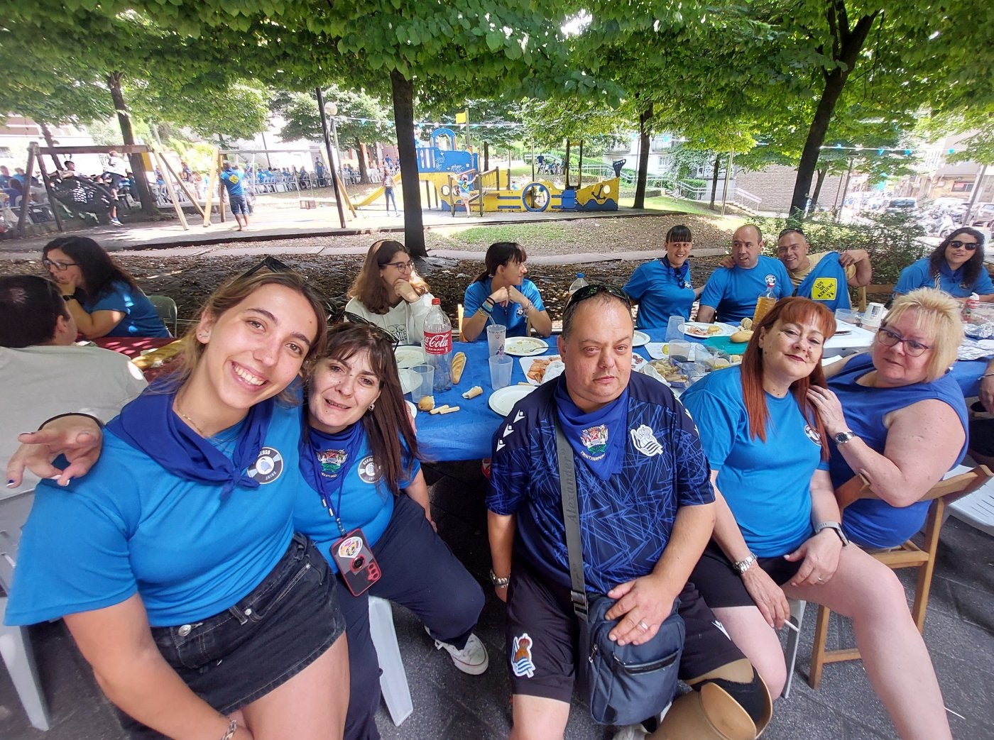 Los de Azkuene celebraron una multitudinaria comida popular en la calle que sirve de frontera con Donostia.