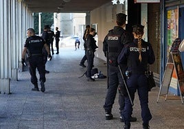 Agentes de la Ertzaintza.
