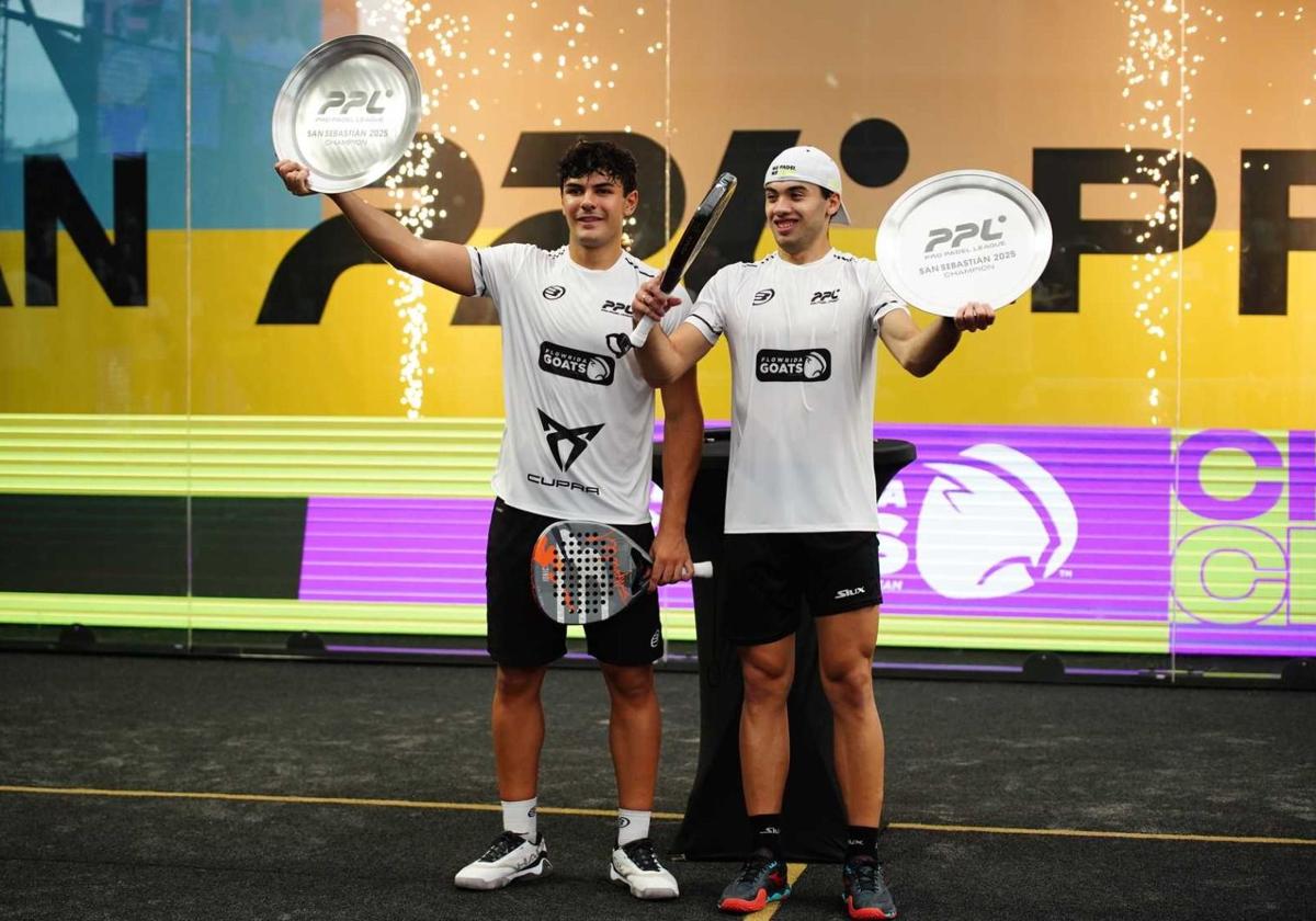 Los campeones del cuadro masculino alzan el trofeo.