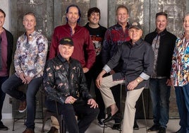 Mike Love (sentado a la izquierda) y Bruce Johnston (derecha) junto a otros de los integrantes de la banda.