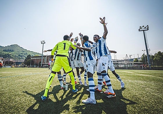 La plantilla de African Talent en una de las eliminatorias de la Donosti Cup.