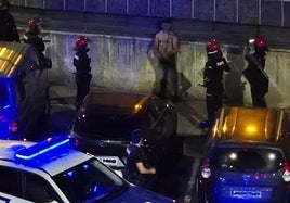 Efectivos de la Ertzaintza rodean a la persona detenida la noche del sábado en el despliegue de Ordizia.