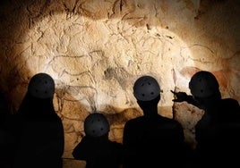 Visitantes en la réplica de Ekainberri, donde está la muestra.