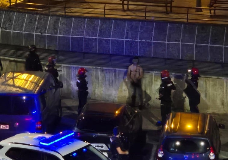Agentes de la Ertzaintza con uno de los agresores que fue detenido
