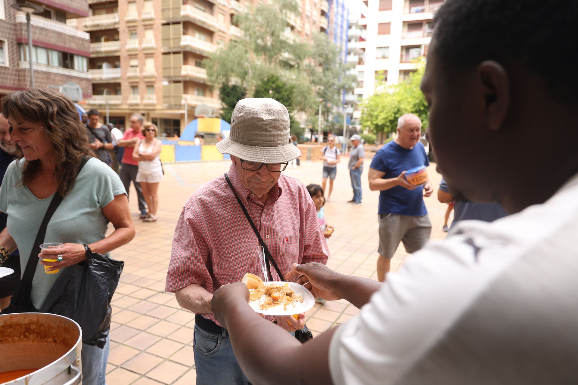 Los refugiados malienses cocinan para los vecinos de Amara