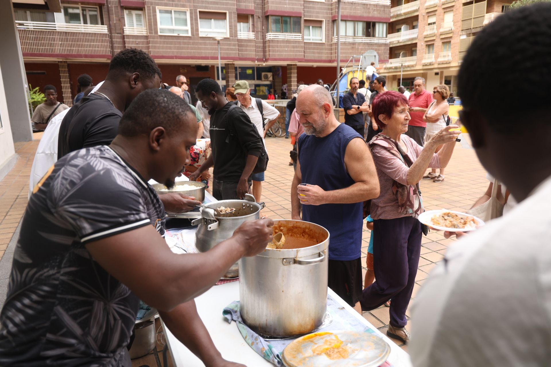 Los refugiados malienses cocinan para los vecinos de Amara