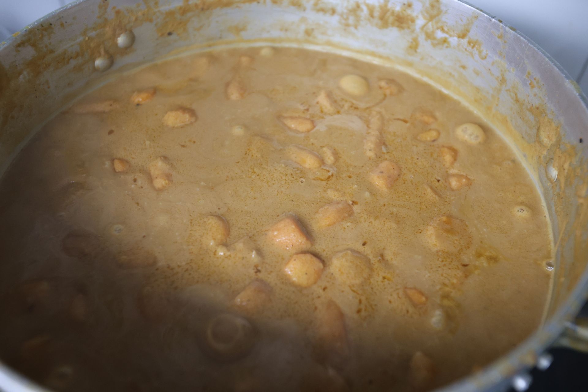 Los refugiados malienses cocinan para los vecinos de Amara