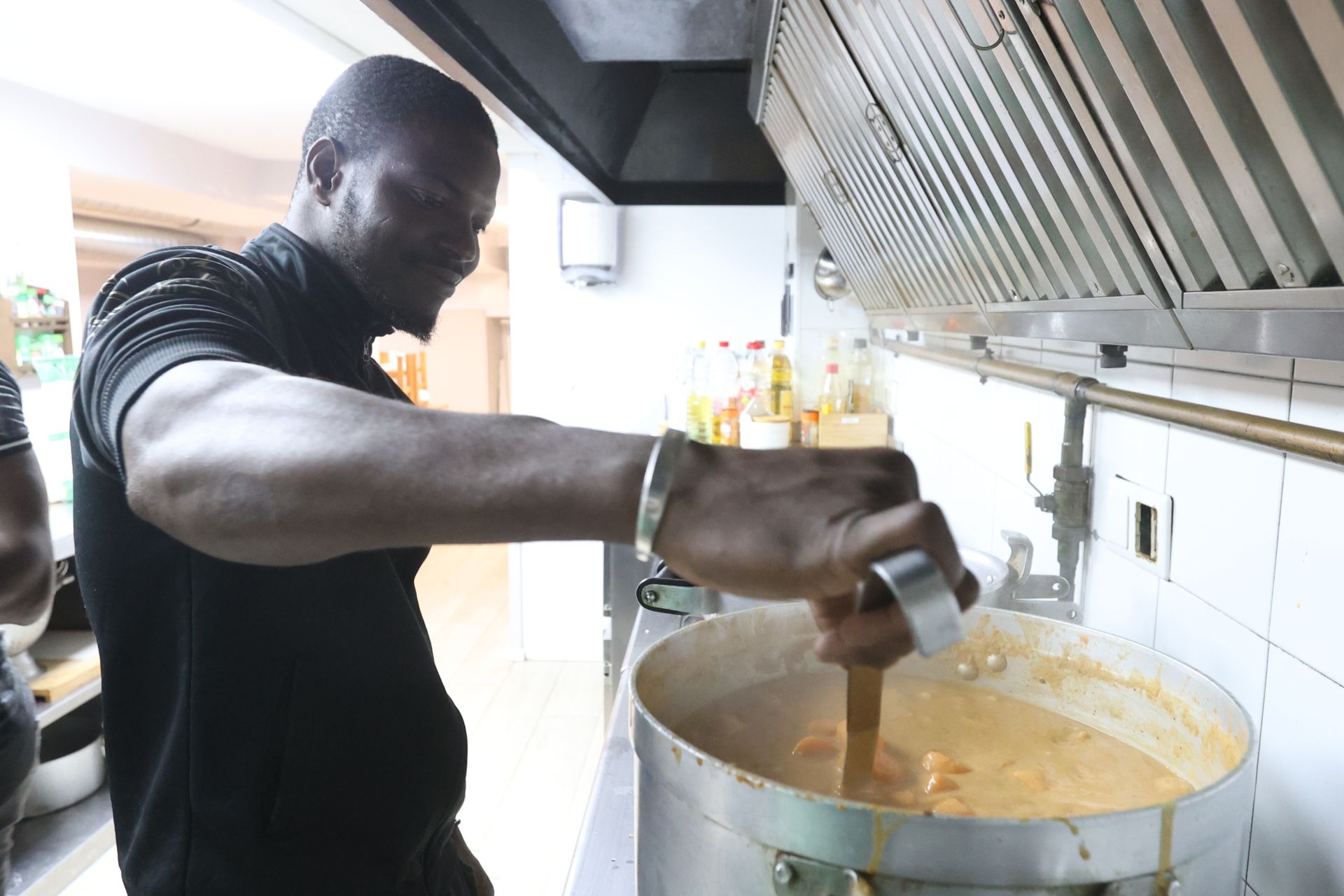 Los refugiados malienses cocinan para los vecinos de Amara