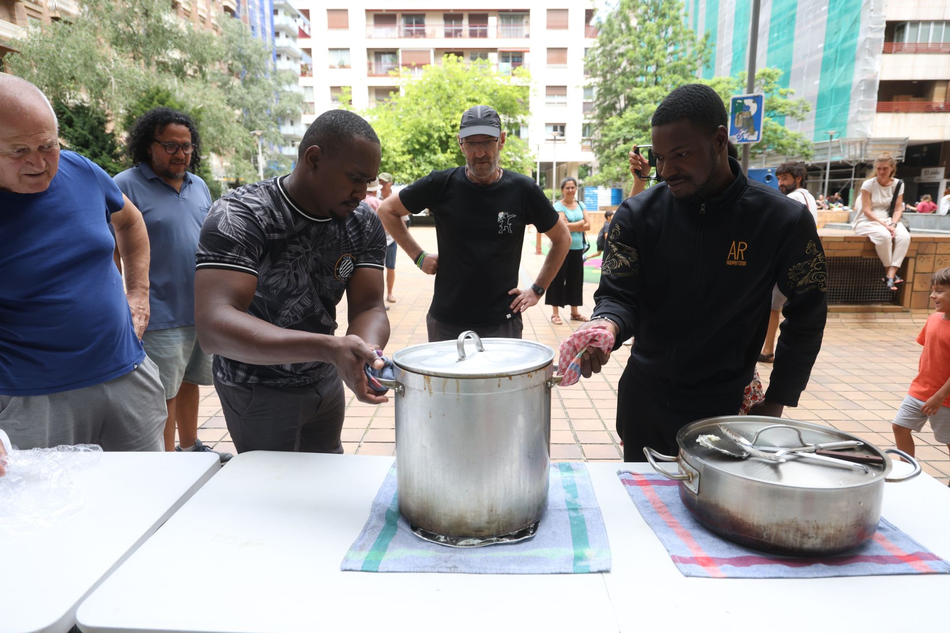 Los refugiados malienses cocinan para los vecinos de Amara