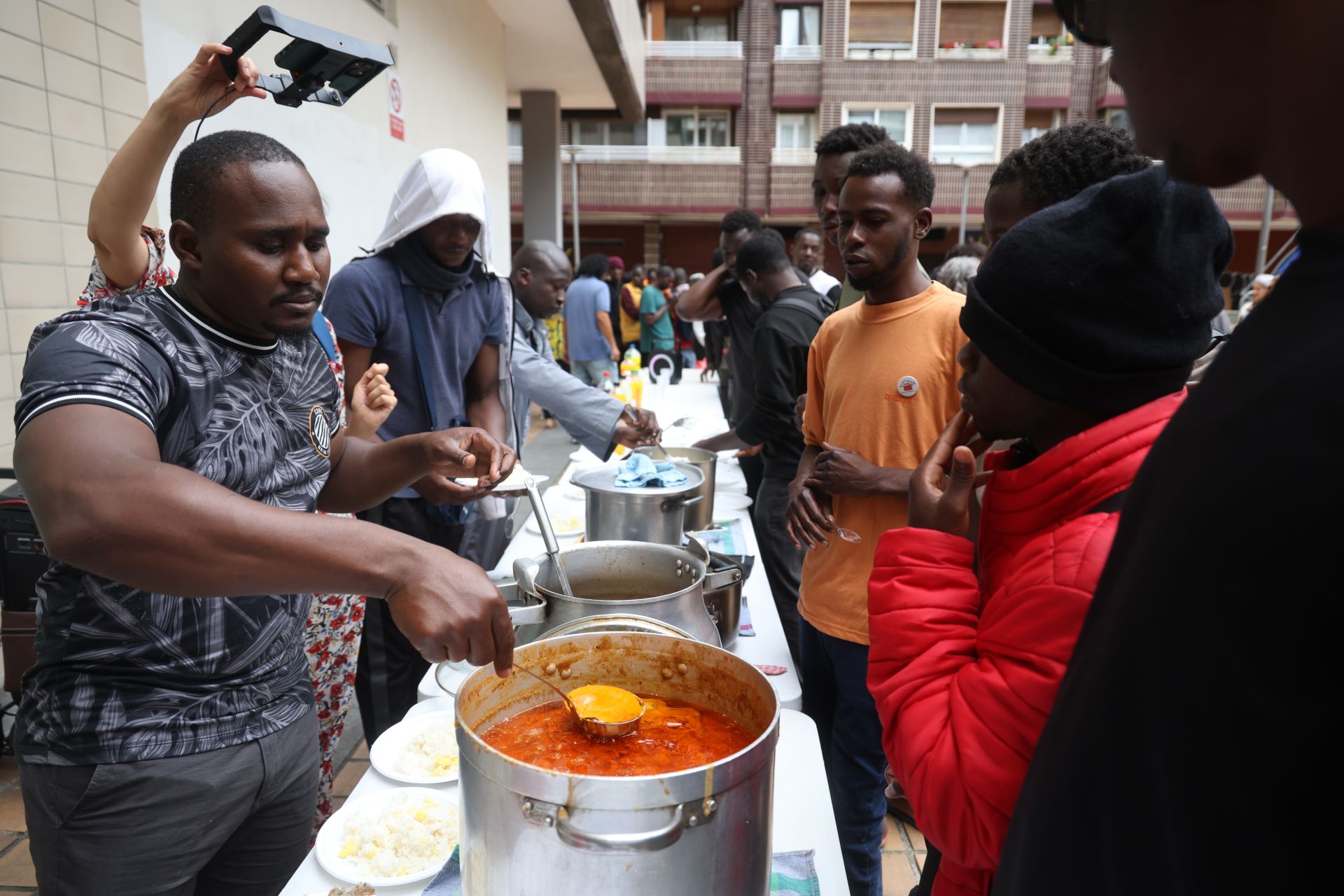 Los refugiados malienses cocinan para los vecinos de Amara