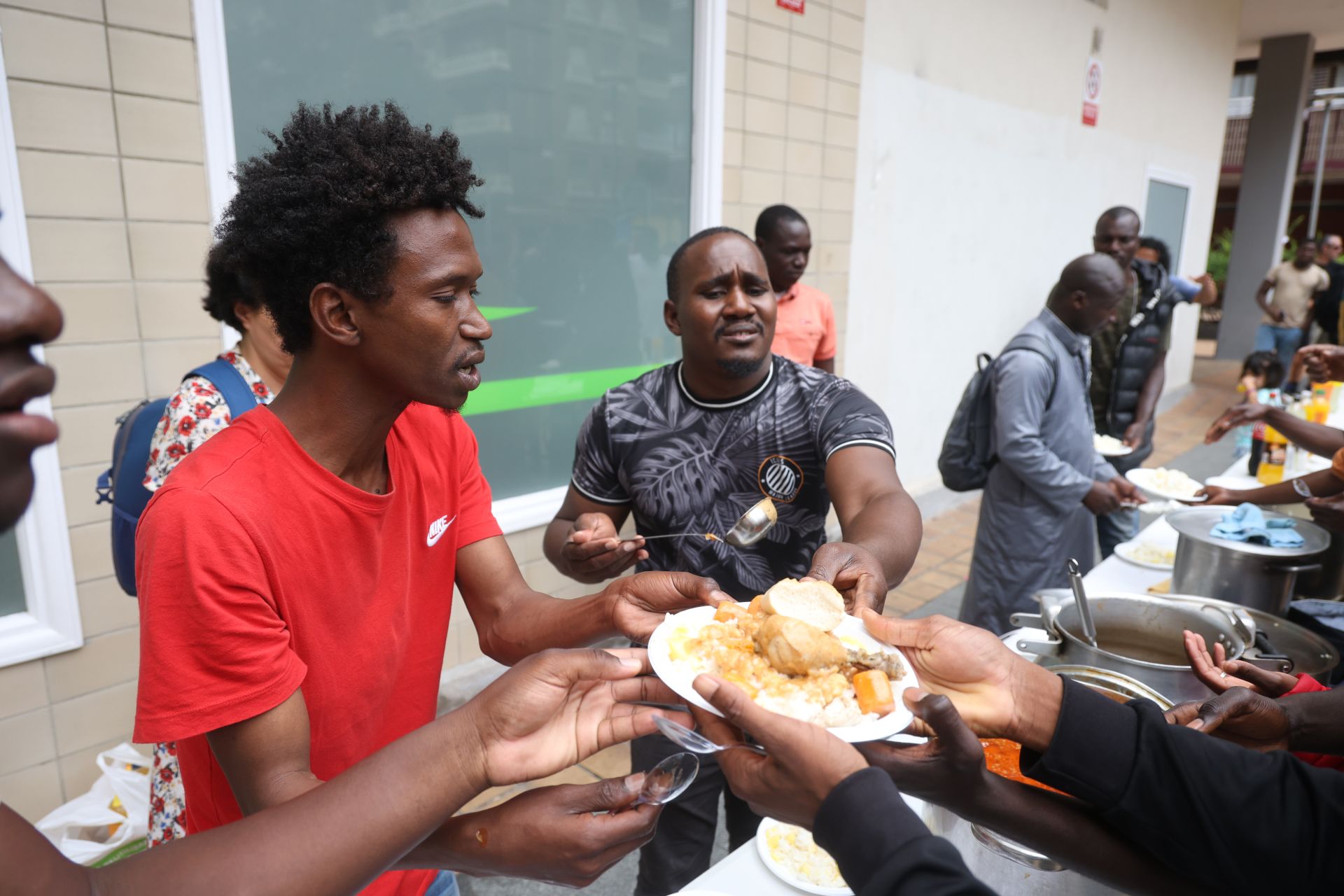 Los refugiados malienses cocinan para los vecinos de Amara