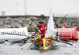 Gorka Aranberri celebra con los puños en alto y la bandera en el bote la victoria este domingo en Zierbena.