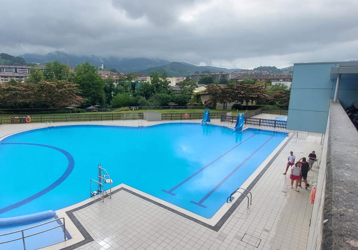 Piscinas de Azkoitia, donde se ha producido el incidente con el cloro, tras la evacuación.