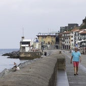 Nieblas y nubes la mañana del Domingo en las calles de Donostia.