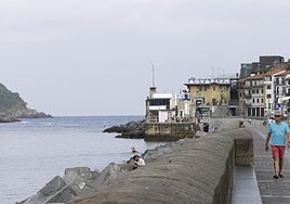 Nieblas y nubes la mañana del Domingo en las calles de Donostia.