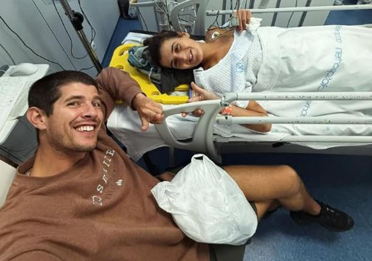 Sara Alonso, en el hospital junto a su compañero.