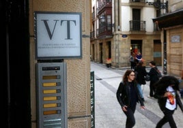 Vivienda de uso turístico en la Parte Vieja, en este caso legal e identificada como exige la normativa.