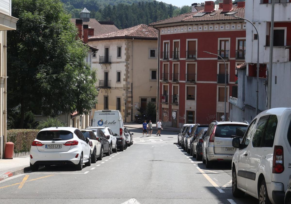 Tres jóvenes caminan por el lugar donde el sábado por la noche se vivieron los violentos altercados en Ordizia.