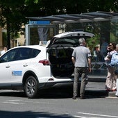 Un taxista atiende a una clienta que está a punto de subirse a su vehículo en la parada del Boulevard donostiarra.