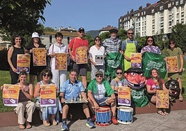 Miembros de Jai Batzordea con el cartel de las fiestas.