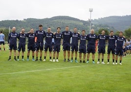 Ansotegi junto a su cuerpo técnico este lunes en Zubieta