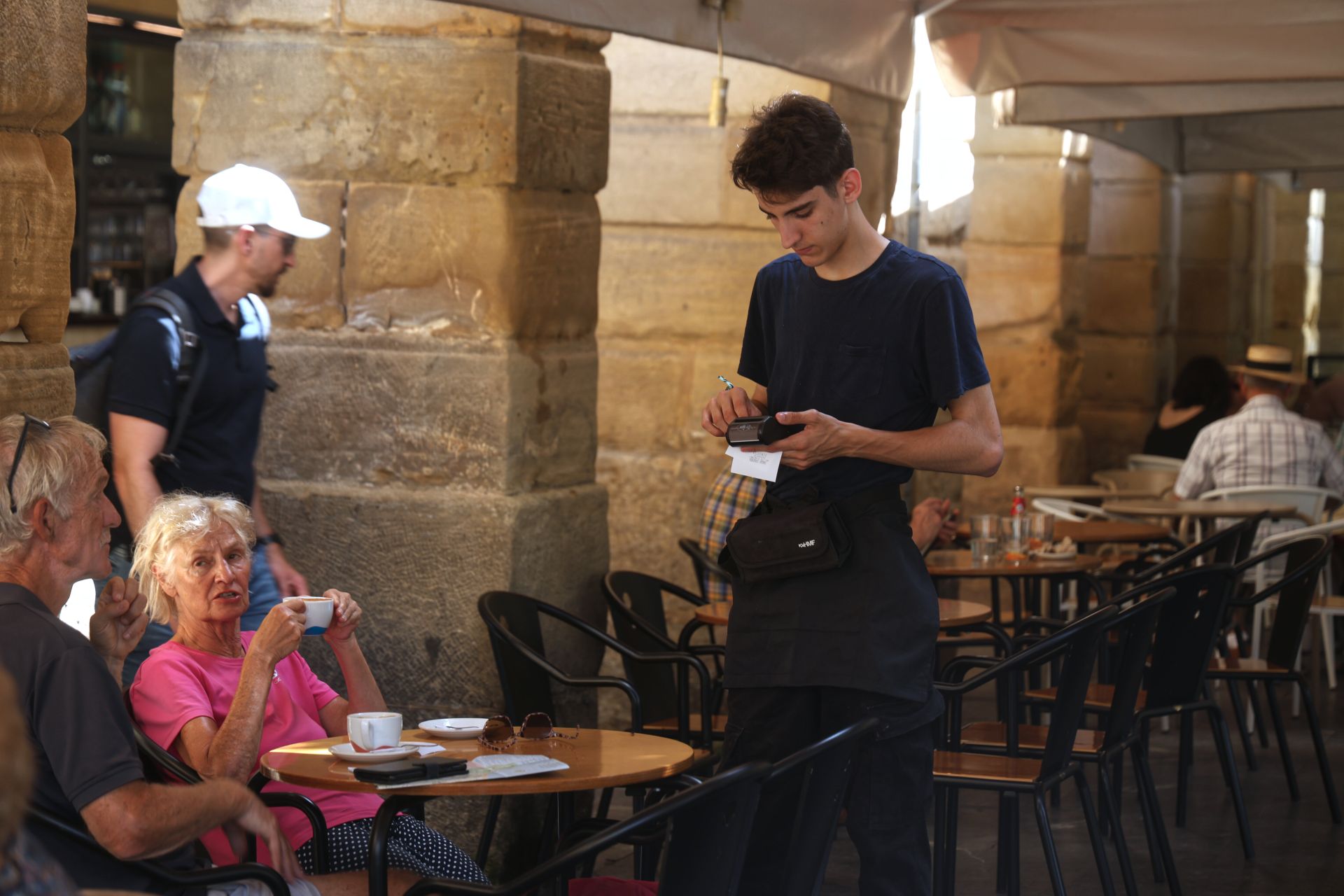 La hostelería es el sector que más trabajadores extranjeros aglutina en Gipuzkoa.