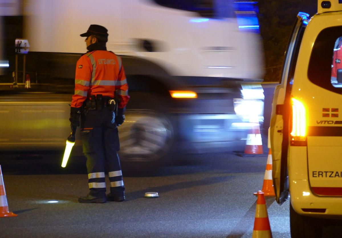 Un agentes de la Ertzaintza en un control de Tráfico