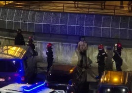 Agentes de la Ertzaintza con el primer detenido por los altercados.